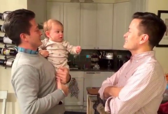 El video del bebé confudido al ver que su padre tiene un gemelo es viral