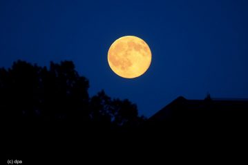 Lo mejor de la “Luna de Fresa”, el fenómeno astronómico que deslumbró el mundo