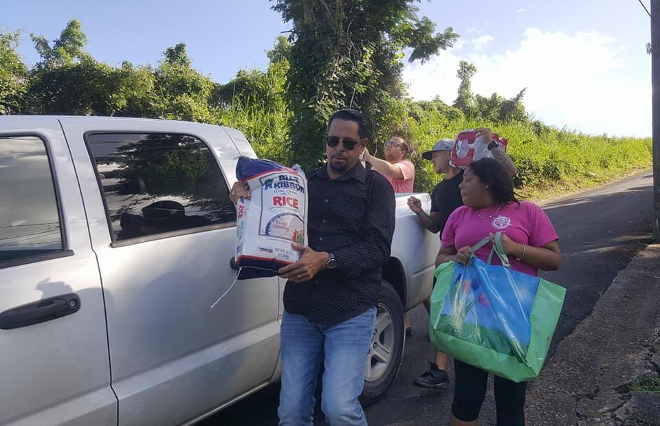Alcalde de Ceiba lleva suministros a comunidades sin luz