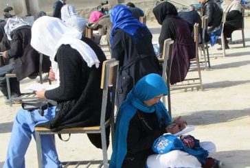 Mujer afgana que hace su examen mientras cuida a su bebé, símbolo de esperanza e inspiración