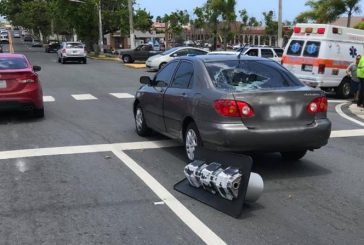 Un semáforo cae sobre un auto compacto en Dorado